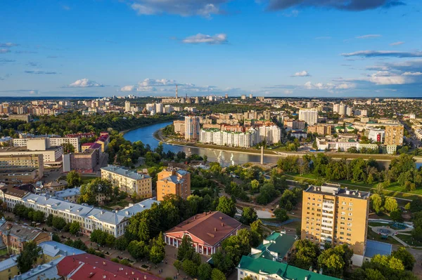 Luchtfoto panoramisch uitzicht op het historische centrum van Oryol of Orel stad, Rusland met brug, Oka rivier, historische gebouwen en orthodoxe tempels — Stockfoto