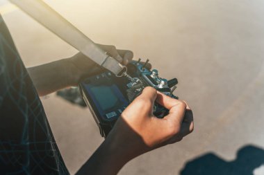 Erkek pilot elinde Fpv drone uzaktan kumanda