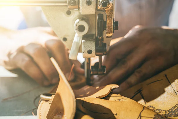 Processo de trabalho do artesão de couro. Tanner ou skinner costura couro em uma máquina de costura especial, de perto — Fotografia de Stock