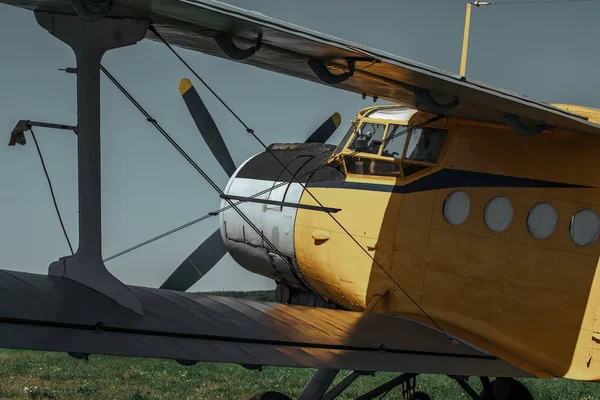 Oude retro vliegtuig propeller en cockpit close-up, vintage toned — Stockfoto