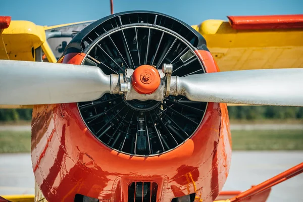 Motor en propeller van oude retro vliegtuig, close-up — Stockfoto