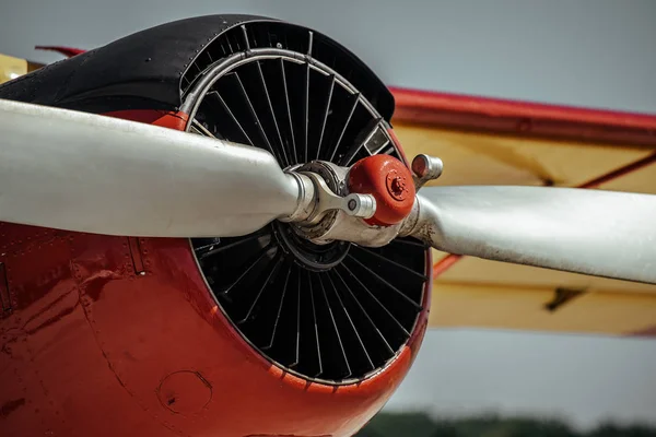 Motor en propeller van oude retro vliegtuig, close-up — Stockfoto