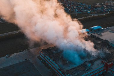 Yanan çatıdan büyük duman ile yanan sanayi binasının havadan görünümü, yangın felaket drone fotoğraf