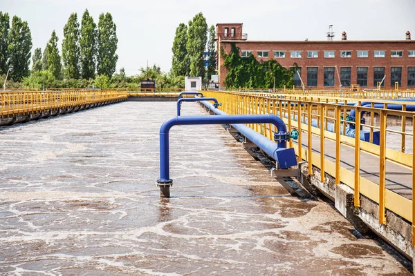 Atıksu arıtma tesisi. Kanalizasyon kütlesinin havalandırması ve temizlenmesi için tanklar