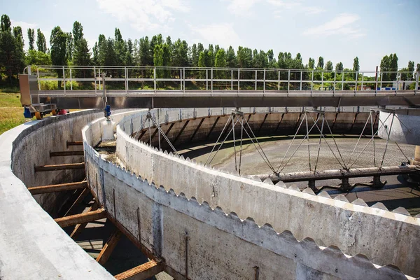 Modern kanalizasyon veya atıksu arıtma tesisinde sedimantasyon yuvarlak tank