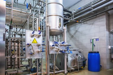 İçecek üretim tesisi veya fabrika ekipmanları, çelik tanklar veya rezervuarlar ve otomatik kontrol sistemi ile borular