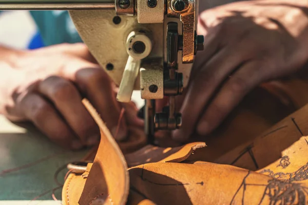 Processo de trabalho do artesão de couro. Tanner ou skinner costura couro em uma máquina de costura especial, de perto — Fotografia de Stock