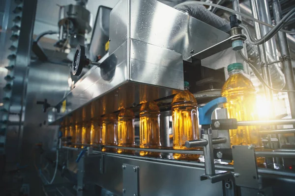 Cinta transportadora, jugo en botellas en planta de bebidas o interior de fábrica en color azul, línea de producción industrial —  Fotos de Stock