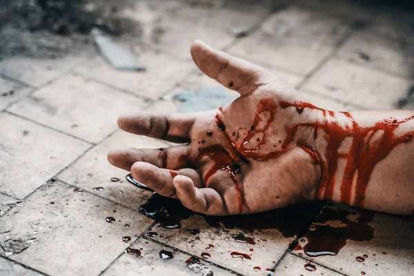 Escena del crimen con mano humana en sangre en el suelo del hombre asesinado por asesinato, parte del cuerpo muerto — Foto de Stock