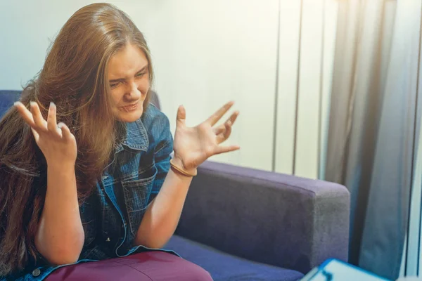 Young woman emotionally talks about her problems. Psychologist session, mental health and counseling. Psychological treatment concept — Stock Photo, Image