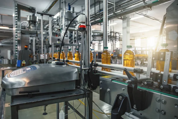 Sabuk pembawa, jus dalam botol pada tanaman minuman atau interior pabrik dalam warna biru, lini produksi industri — Stok Foto