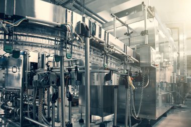 İçecek fabrikasında veya fabrika iç lerinde endüstriyel makine, endüstri ekipmanları