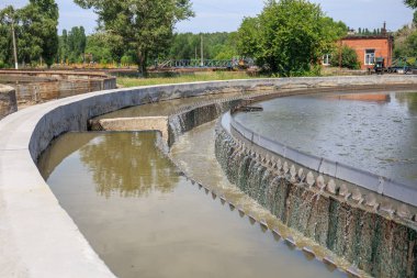 Modern kanalizasyon veya atıksu arıtma tesisinde sedimantasyon yuvarlak tank