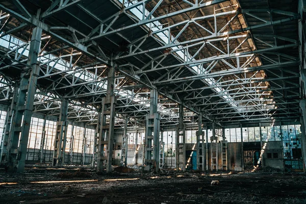 Ruinen und verlassene Hangars einer Industriefabrik mit perspektivischer Aussicht — Stockfoto