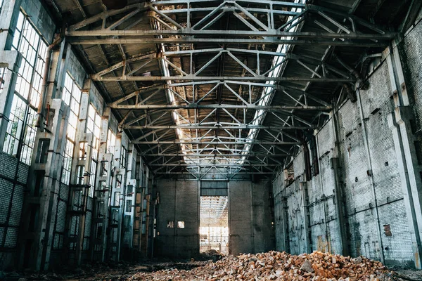 Ruinen und verlassene Hangars einer Industriefabrik mit perspektivischer Aussicht — Stockfoto