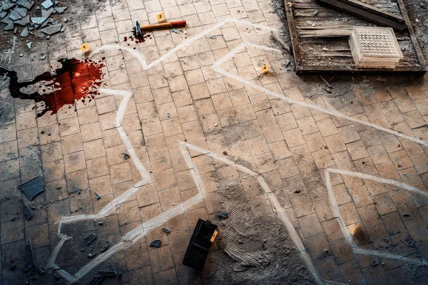 Zarys kredy ciała, krew, markery z numerami-scena zbrodni, koncepcja dochodzenia policyjnego — Zdjęcie stockowe
