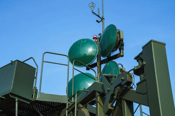 Antenas de la estación militar rusa de comunicaciones móviles, antenas de satélite para la difusión de Internet y la transmisión de señales —  Fotos de Stock