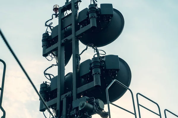 Antenas da estação militar russa de comunicações móveis, antenas de satélite para a transmissão de Internet e transmissão de sinal — Fotografia de Stock