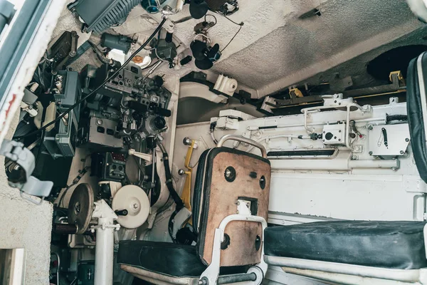 Di dalam kendaraan tempur militer, penembak duduk dengan kursi dan instrumen — Stok Foto