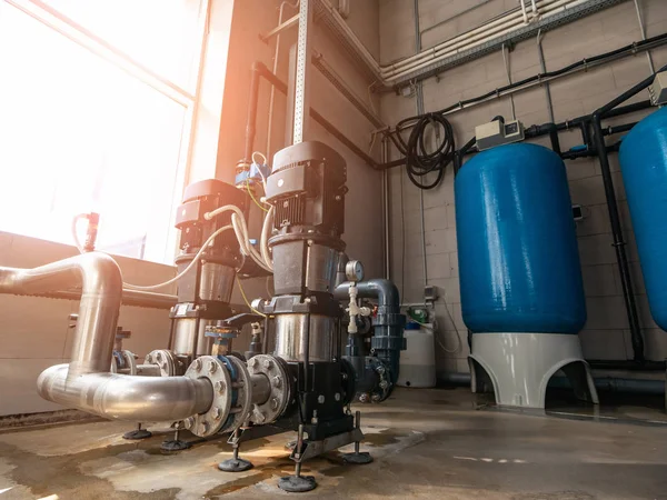 Fábrica de agua potable o producción de plantas, interior industrial. Grandes tanques de metal para filtrado y tratamiento de agua potable desde pozo —  Fotos de Stock