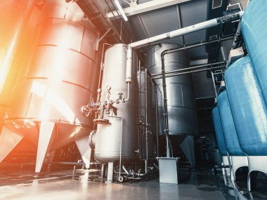 İçme suyu fabrikası veya bitki üretimi, endüstriyel iç. Kuyudan filtreleme ve içme suyu arıtma için büyük metal tanklar