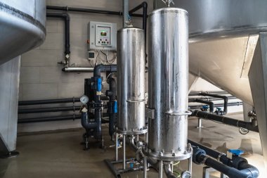 Arıtılmış içme suyu fabrikası veya tesisi, büyük demir tankları ve su arıtma filtreleri ve otomasyon filtrasyon sistemi