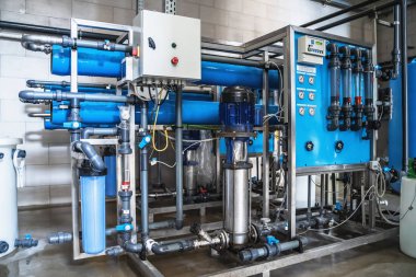 Kuyudan üretilen içme suyunun otomatik arıtma sistemi ve çok seviyeli filtrasyonu. Arıtılmış içme suyu üretimi için fabrika veya fabrika