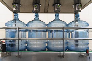 Saflaştırılmış içme suyu tesisi veya fabrikasında basınç altında plastik şişe veya galon otomatik bütünlük kontrolü, yakın