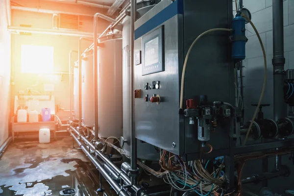 Fábrica industrial de bebidas con equipo de máquina automatizado en luz solar —  Fotos de Stock