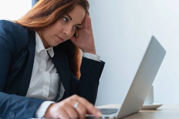 Lelah dan stres wanita muda melihat layar laptop di kantor. Orang yang bekerja terlalu keras dengan sakit kepala — Stok Foto