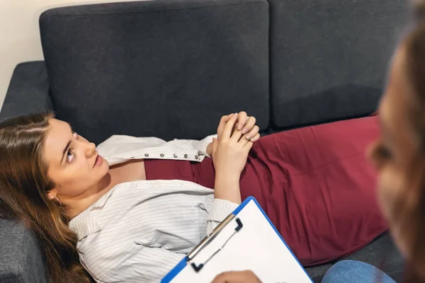 Sesi Psikoterapis. Wanita muda berbicara tentang depresi dan masalah mental dengan konselor psikolog saat berbaring di sofa — Stok Foto