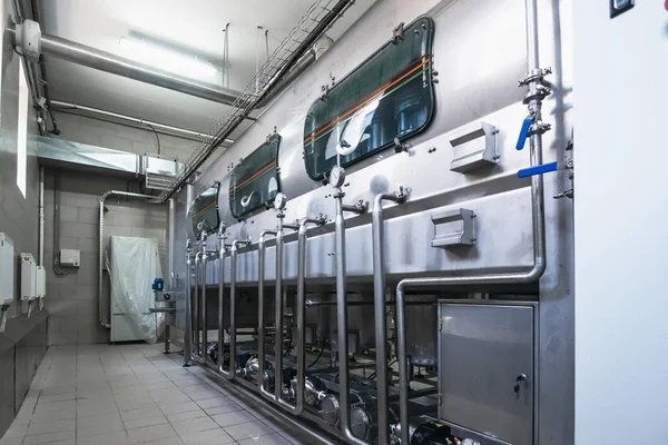 A műanyag palackok mosására és fertőtlenítésére szolgáló gép a gyárban tisztított ivóvíz előállításához — Stock Fotó