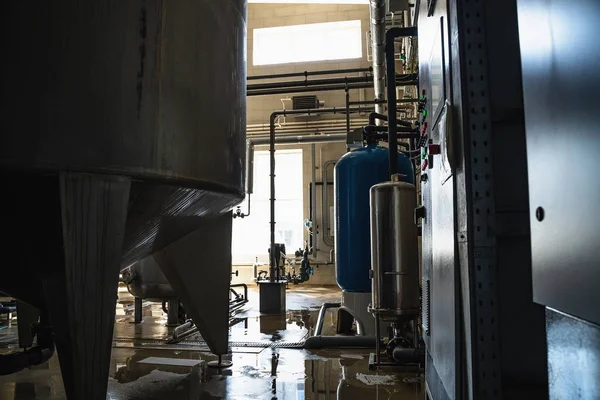 Fábrica o planta de agua potable purificada, grandes tanques de hierro y filtros de purificación de agua y sistema de filtración de automatización —  Fotos de Stock