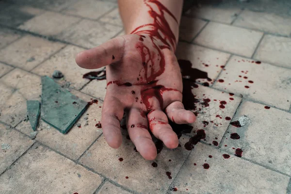 Scena zbrodni z ludzką ręką we krwi na podłodze zabitego człowieka przez morderstwo, martwy część ciała bliska — Zdjęcie stockowe