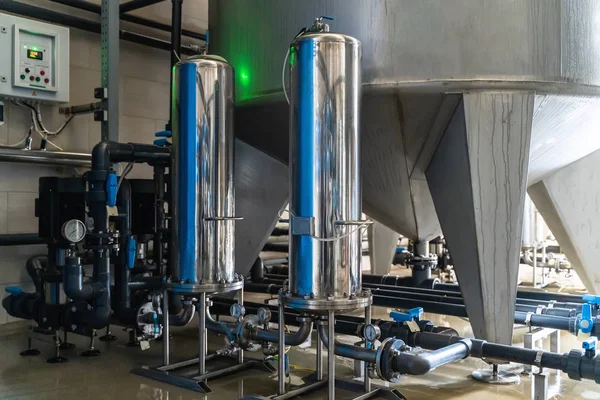 System der automatischen Aufbereitung und mehrstufigen Filtration von Trinkwasser aus Brunnen. Anlage oder Fabrik zur Herstellung von gereinigtem Trinkwasser — Stockfoto