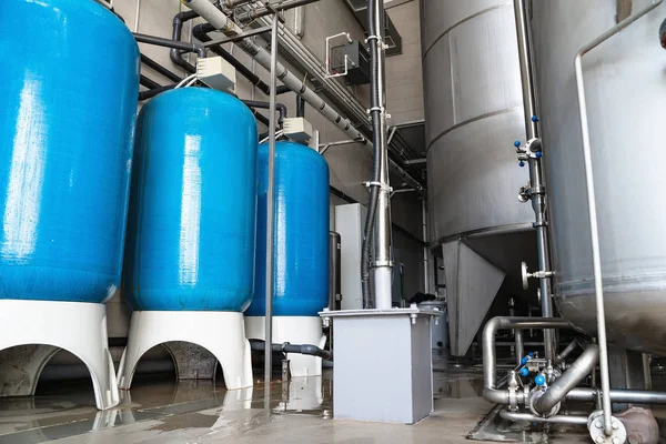 Fábrica de agua potable o producción de plantas, interior industrial. Grandes tanques de metal para filtrado y tratamiento de agua potable desde pozo —  Fotos de Stock