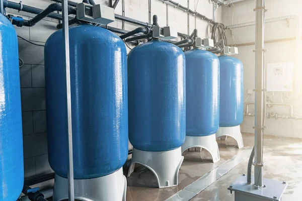 Gezuiverde drinkwater fabriek of-installatie, grote ijzeren tanks en waterzuiverings filters en automatiserings filtratiesysteem — Stockfoto
