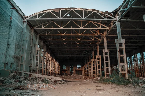 Salón industrial en ruinas de almacén o hangar en proceso de reconstrucción — Foto de Stock