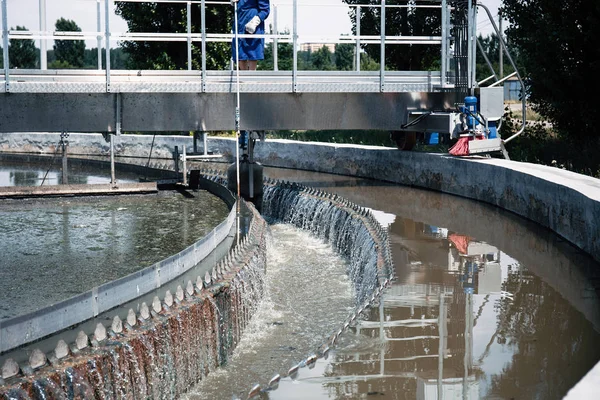 Station moderne de traitement des eaux usées urbaines. Purification de l'eau — Photo