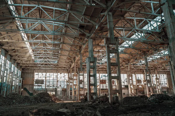 Förstörd industrihall i lager eller hangar under återuppbyggnadsprocess — Stockfoto