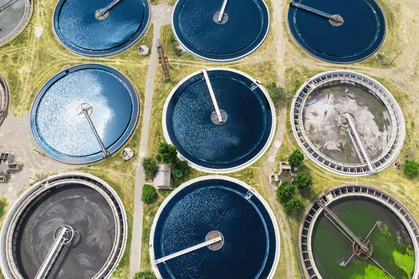 Modern limbah perkotaan dan pengolahan limbah pabrik, udara atas pandangan dari drone — Stok Foto