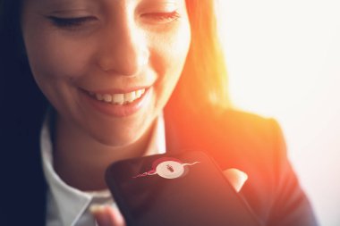 Akıllı telefon sesli mesaj tanıma veya vokal dijital Ai asistanı kullanarak genç gülümseyen iş kadını