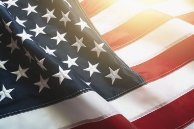 ABD bayrağı arka plan. Güneş ışığında Amerikan bayrağı sallayarak parlama, yakın