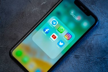 Moskova, Rusya - Circa Ağustos 2019 : Iphone akıllı telefon kullanımı yaşam tarzı için ekranda popüler Sosyal Medya uygulaması veya uygulamaları simgeleri ile yakın