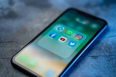 Moskova, Rusya - Circa Ağustos 2019 : Iphone akıllı telefon kullanımı yaşam tarzı için ekranda popüler Sosyal Medya uygulaması veya uygulamaları simgeleri ile yakın