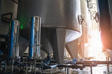 İçme suyu fabrikası veya bitki üretimi, endüstriyel iç. Kuyudan filtreleme ve içme suyu arıtma için büyük metal tanklar