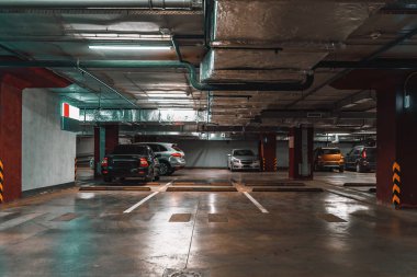 Araba ile modern alışveriş merkezinde yeraltı otopark