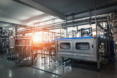 İçecek tesisi veya fabrikasında meyve suyu üretim hattı otomatik konveyör bant, modern bilgisayarlı endüstriyel ekipman, mavi tonlu