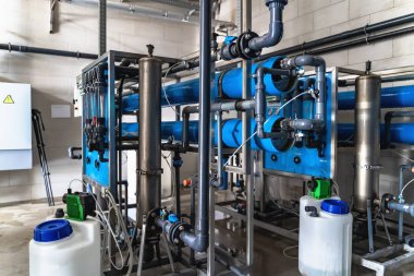 Kuyudan üretilen içme suyunun otomatik arıtma sistemi ve çok seviyeli filtrasyonu. Arıtılmış içme suyu üretimi için fabrika veya fabrika