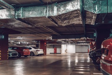 Araba ile modern alışveriş merkezinde yeraltı otopark